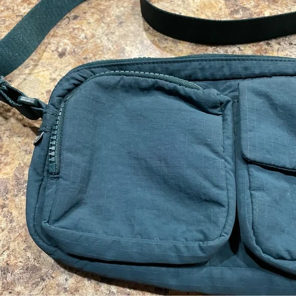 Lululemon Multi-Pocket Crossbody Bag 2.5L - Teal - Picture 5 of 12